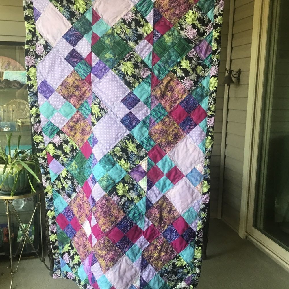 NWT Hand Crafted Lavender Florals With Gorgeous Coordinating Colors Quilt